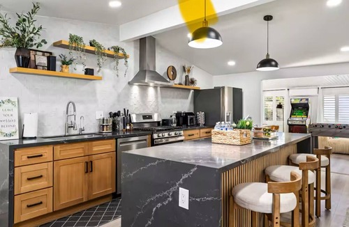 Southwest Anaheim House | 🌟Disney Escape - Modern Home with Pet - Kids Playground - Game - King Bed.🌟