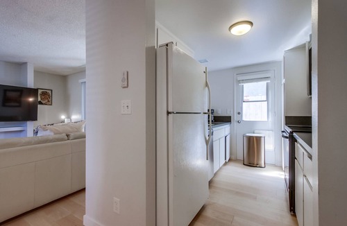 Olde Solana Beach Condo | Dog Friendly-1 Bedroom Beach Condo- Fiber Internet, yard for dogs. Walkto Beach