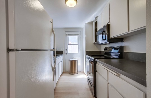 Olde Solana Beach Condo | Dog Friendly-1 Bedroom Beach Condo- Fiber Internet, yard for dogs. Walkto Beach