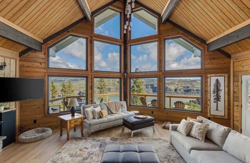The Dalles House | Dog-friendly, 2-level gorge view home with hot tub, lovely deck, central AC, W&D