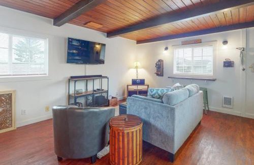 Winchester Bay Apartment | Dog-friendly ADU with a full kitchen & shared washer&dryer - near the water
