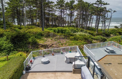 Agate Beach RV Rental | Dog Friendly, Available with 50AMP, 30AMP, Water and Sewer hook up's, WiFi