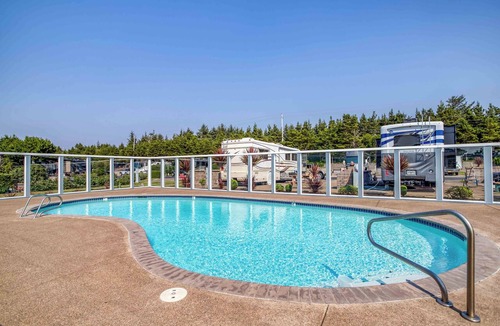Agate Beach RV Rental | Dog Friendly, Available with 50AMP, 30AMP, Water and Sewer hook up's, WiFi