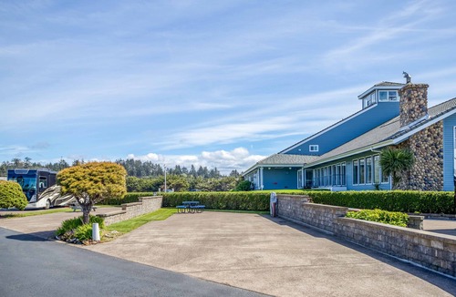 Agate Beach RV Rental | Dog Friendly, Available with 50AMP, 30AMP, Water and Sewer hook up's, WiFi