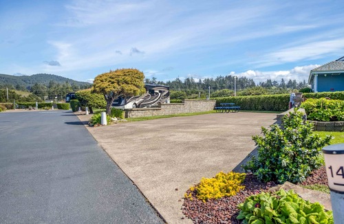 Agate Beach RV Rental | Dog Friendly, Available with 50AMP, 30AMP, Water and Sewer hook up's, WiFi