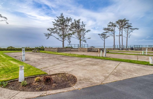 Agate Beach RV Rental | Dog Friendly, Available with 50AMP, 30AMP, Water and Sewer hook up's, WiFi