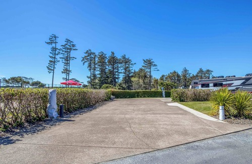 Agate Beach RV Rental | Dog Friendly, Available with 50AMP, 30AMP, Water and Sewer hook up's, WiFi