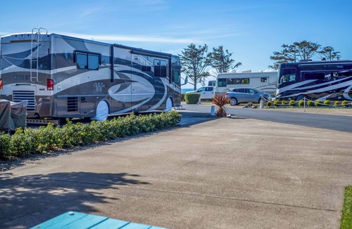 Agate Beach RV Rental | Dog Friendly, Available with 50AMP, 30AMP, Water and Sewer hook up's, WiFi
