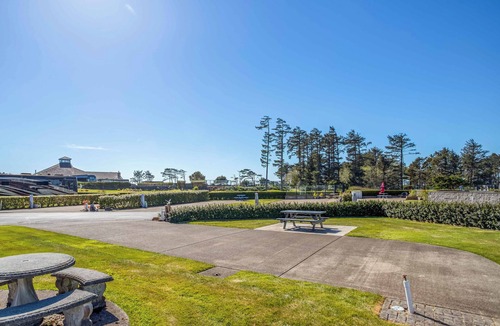 Agate Beach RV Rental | Dog Friendly, Available with 50AMP, 30AMP, Water and Sewer hook up's, WiFi