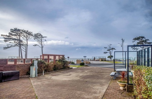 Agate Beach RV Rental | Dog Friendly, Available with 50AMP, 30AMP, Water and Sewer hook up's, WiFi