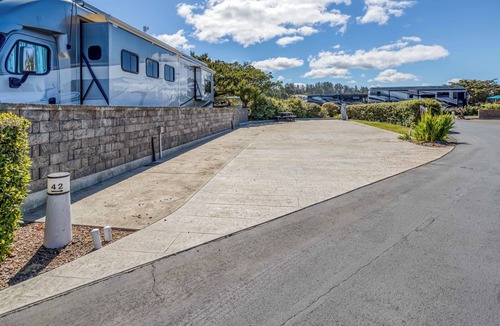 Agate Beach RV Rental | Dog Friendly, Available with 50AMP, 30AMP, Water and Sewer hook up's, WiFi