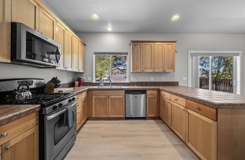 Old Farm District House | Dog Friendly ~ Bonus Room ~ Fireplace ~ BBQ ~ Fenced Yard ~ Close to Park!