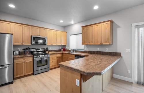 Old Farm District House | Dog Friendly ~ Bonus Room ~ Fireplace ~ BBQ ~ Fenced Yard ~ Close to Park!