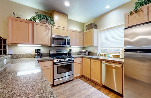 Government Camp Condo | Dog-Friendly Condo with Great Kitchen, Pool & Hot Tub - Close to Skiing