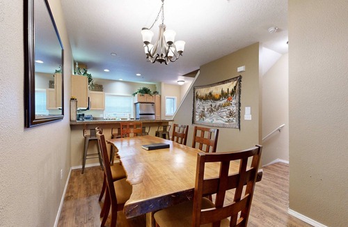 Government Camp Condo | Dog-Friendly Condo with Great Kitchen, Pool & Hot Tub - Close to Skiing