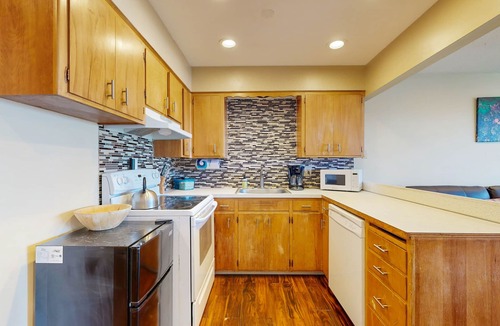 Lincoln City House | Dog-Friendly Condo with Ocean View & Beach Access - Perfect for Family Fun