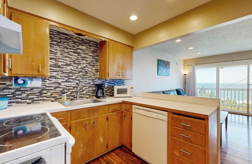 Lincoln City House | Dog-Friendly Condo with Ocean View & Beach Access - Perfect for Family Fun