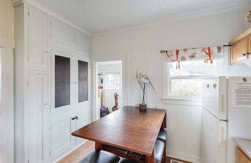 Seaside House | Dog-friendly cottage with great location, cozy interior, WiFi & washer/dryer