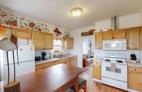 Seaside House | Dog-friendly cottage with great location, cozy interior, WiFi & washer/dryer