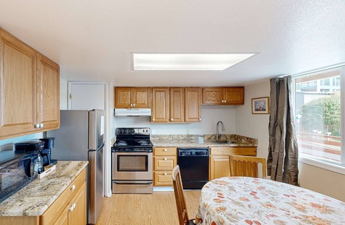 Newport Condo | Dog-friendly duplex in the Heart of Nye beach near the beach & downtown