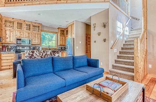 Mount Hood Village House | Dog-friendly home with pool & tennis access, fenced yard, deck & grill