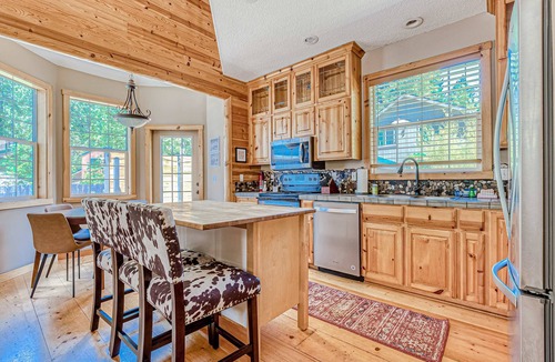 Mount Hood Village House | Dog-friendly home with pool & tennis access, fenced yard, deck & grill