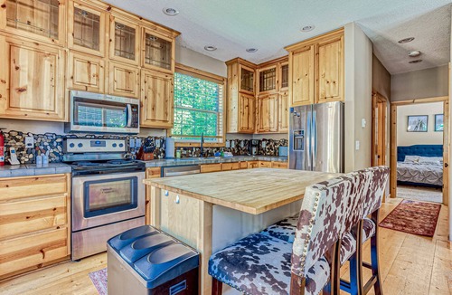 Mount Hood Village House | Dog-friendly home with pool & tennis access, fenced yard, deck & grill
