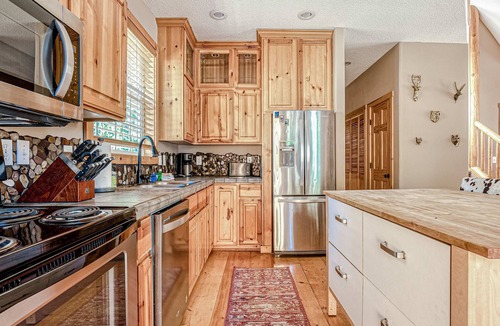 Mount Hood Village House | Dog-friendly home with pool & tennis access, fenced yard, deck & grill