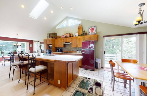 Florence House | Dog-friendly home w/bay views - easy access to the river & in-town convenience