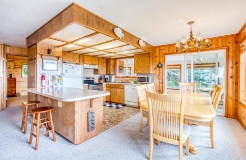 Bayshore House | Dog-Friendly Home with Ocean Views Easy Beach and Bay Access and Free WiFi