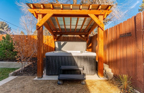 Old Farm District House | Dog friendly~Hot Tub~King Bed~Modern Construction
