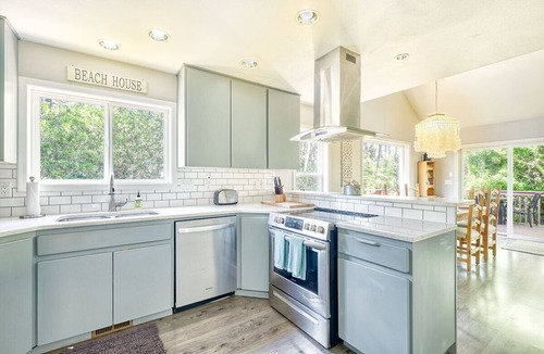Ocean Park House | Dog-Friendly, *HOT TUB*, Walk to Beach (Sisu)