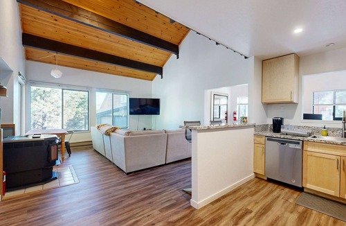 Truckee Condo | Dog-friendly snowbird escape with pool, hot tub & sauna access, & woodstove