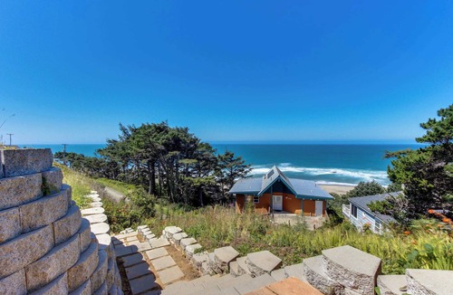 Lincoln City House | Dog Friendly Studio with Ocean Views and Balcony Close to the Beach