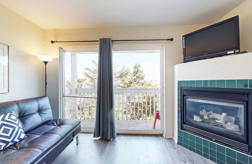 Lincoln City House | Dog Friendly Studio with Ocean Views and Balcony Close to the Beach