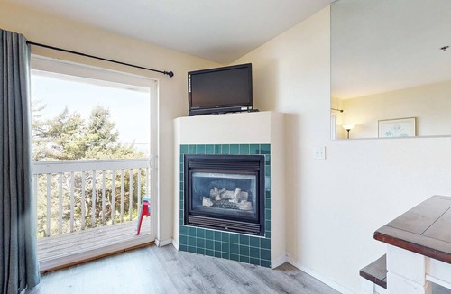 Lincoln City House | Dog Friendly Studio with Ocean Views and Balcony Close to the Beach