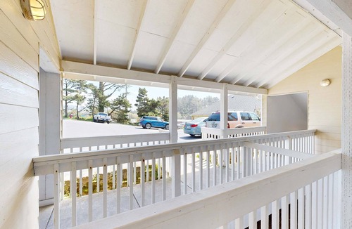 Lincoln City House | Dog Friendly Studio with Free WiFi Ocean Views and Easy Beach Access