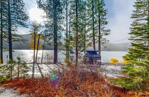 Truckee House | Dog-friendly waterfront cabin with lake views & access - close to slopes