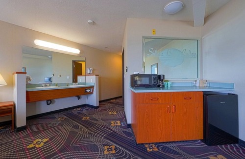 Lincoln City Apartment | Double Queen Room - Ocean View (Pet Friendly)