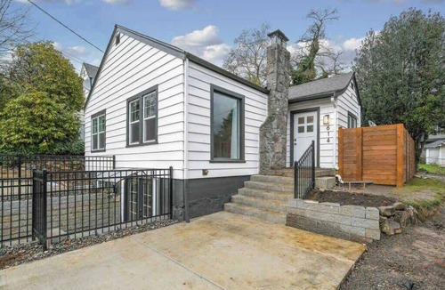 Camas Apartment | Downtown Camas Stay – Walkable, 15 Min to PDX