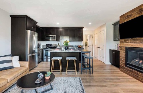 Bend Condo | Downtown condo with a view and hot tub access