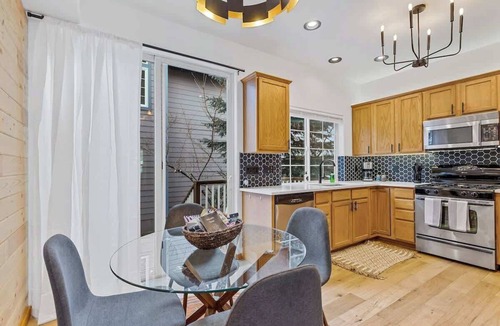Southside House | Downtown Flag | Immaculate Design | Pet-Friendly!