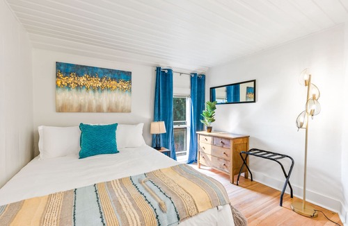 Harlow House | Downtown Gem! Yoga Room! Reliable WIFI!