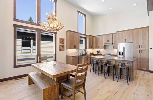 Government Camp House | Downtown Govy Lodge, 4 bedroom with Hot Tub, AC, WiFi and Game Room!