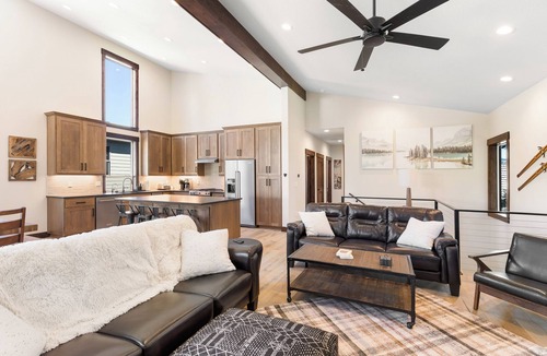 Government Camp House | Downtown Govy Lodge, 4 bedroom with Hot Tub, AC, WiFi and Game Room!