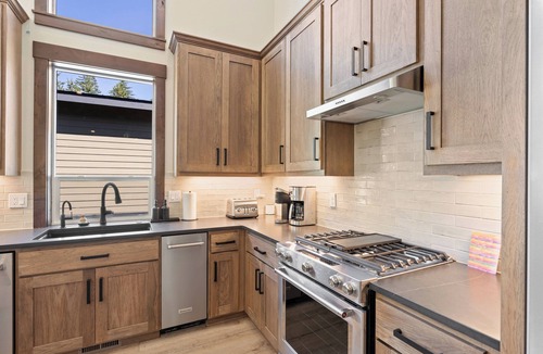 Government Camp House | Downtown Govy Lodge, 4 bedroom with Hot Tub, AC, WiFi and Game Room!