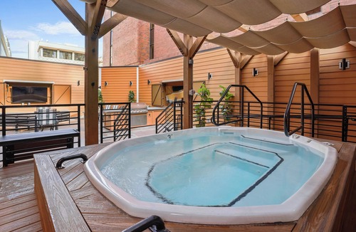 Rio Grande Apartment | Downtown SLC 1-bedroom Luxury Suite with free parking, fitness room and WiFi