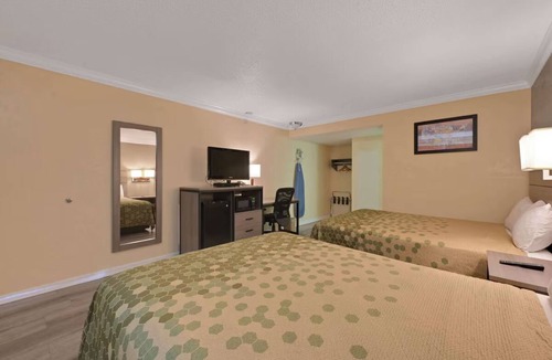 Woodland Hotel | Downtown Woodland 2 Queen Bed Studio w/Pool