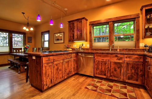 River West House | Drake Park. Hot Tub. Walk Everywhere! Ski Special 250 Weeknights