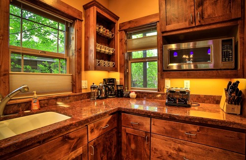 River West House | Drake Park. Hot Tub. Walk Everywhere! Ski Special 250 Weeknights